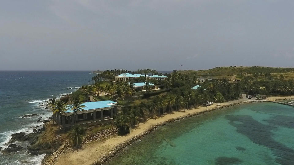 La imagen tomada de un video del 9 de julio de 2019 muestra una vista aérea de la isla Little Saint James, Islas Vírgenes Estadounidenses con una propiedad adquirida por el financista Jeffrey Epstein hace más de 20 años. (AP Foto/Gianfranco Gaglione)