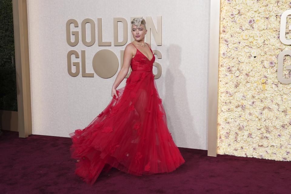 Florence Pugh llega a la 81a entrega de los Globos de Oro el domingo 7 de enero de 2024, en el Hotel Beverly Hilton en Beverly Hills, California. (Foto Jordan Strauss/Invision/AP)