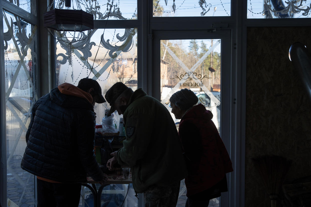 Bouchée, una cafetería adaptada a la medida, similar a un territorio neutral en Sviatogorsk, Ucrania, el 29 de noviembre de 2022. (Tyler Hicks/The New York Times).