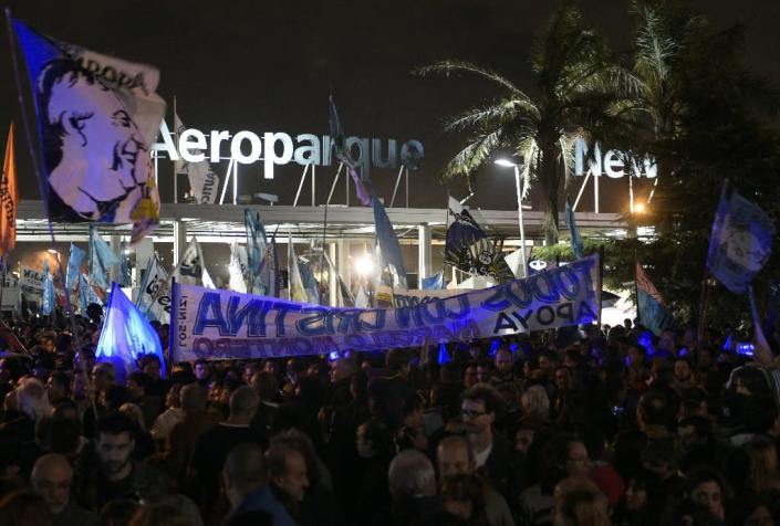 Supporters of former Argentine president Cristina Fernandez de Kirchner gather outside the Jorge Newbery airport in Buenos Aires on April 11, 2016 (AFP Photo/Juan Mabromata)