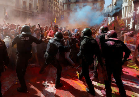 Catalan separatist protesters clash with Mossos d'Esquadra police officers as they protest against a demonstration in support to the Spanish police units who took part in the operation to prevent the independence referendum in Catalonia on October 1 2017, in Barcelona, Spain, September 29, 2018. REUTERS/Albert Gea?