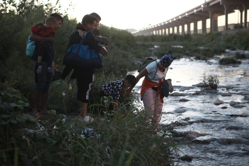 Venezuelan migrants cross the Rio Bravo to surrender to the American authorities on October 13. / Credit: Christian Torres/Anadolu Agency via Getty Images