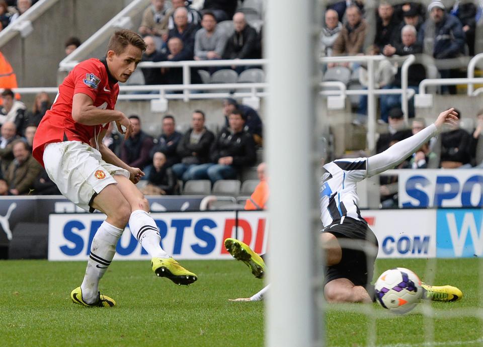 Manchester United's Adnan Januzaj (L) shoots to score during their English Premier League soccer match against Newcastle United at St James' Park in Newcastle, northern England, April 5, 2014. REUTERS/Nigel Roddis (BRITAIN - Tags: SPORT SOCCER) FOR EDITORIAL USE ONLY. NOT FOR SALE FOR MARKETING OR ADVERTISING CAMPAIGNS. NO USE WITH UNAUTHORIZED AUDIO, VIDEO, DATA, FIXTURE LISTS, CLUB/LEAGUE LOGOS OR "LIVE" SERVICES. ONLINE IN-MATCH USE LIMITED TO 45 IMAGES, NO VIDEO EMULATION. NO USE IN BETTING, GAMES OR SINGLE CLUB/LEAGUE/PLAYER PUBLICATIONS