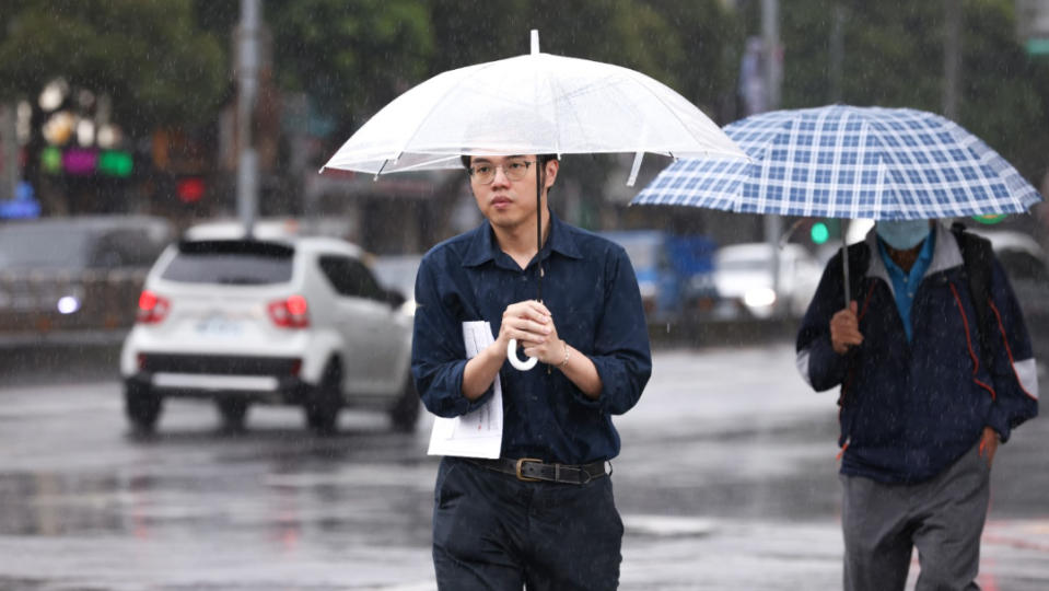 受到鋒面與對流雲系影響，今日上午西半部偶有雨，午後中部以北、宜花皆有雷陣雨發生機率。資料照片，廖瑞祥攝