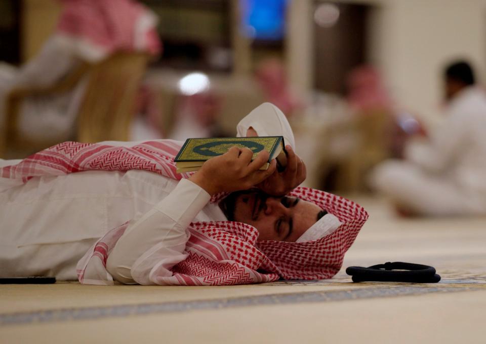 <p>A man rests as he reads the Quran in a mosque during Ramadan in Riyadh, Saudi Arabia, May 29, 2017. (Faisal Al Nasser/Reuters) </p>