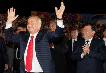 Uzbekistan's President Islam Karimov (L) dances as Prime Minister Shavkat Mirziyoyev applauds next to him during Independence Day celebrations in Tashkent, Uzbekistan, August 31, 2007. REUTERS/Shamil Zhumatov/File Photo