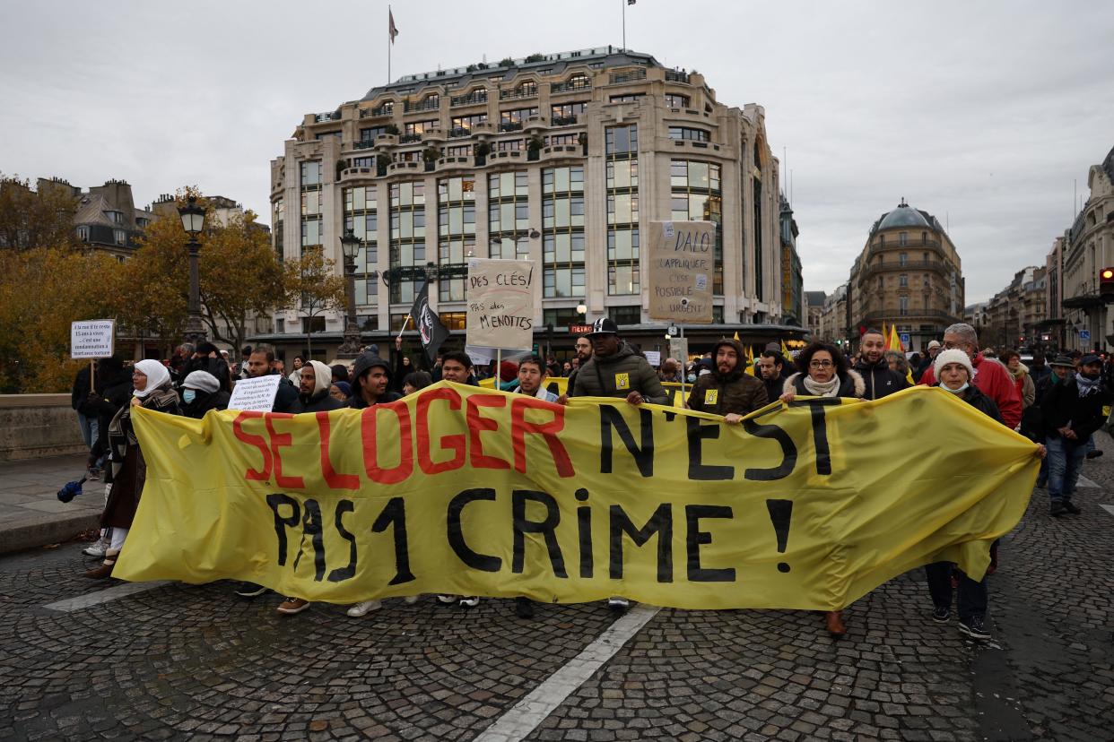 Manifestation contre le projet de loi anti-squat, à Paris, le 27 novembre 2022 (Photo by Thomas SAMSON / AFP)