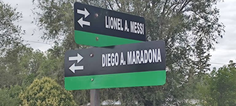 El cruce de las calles Diego Maradona y Lionel Messi en la localidad de Uriburu en La Pampa