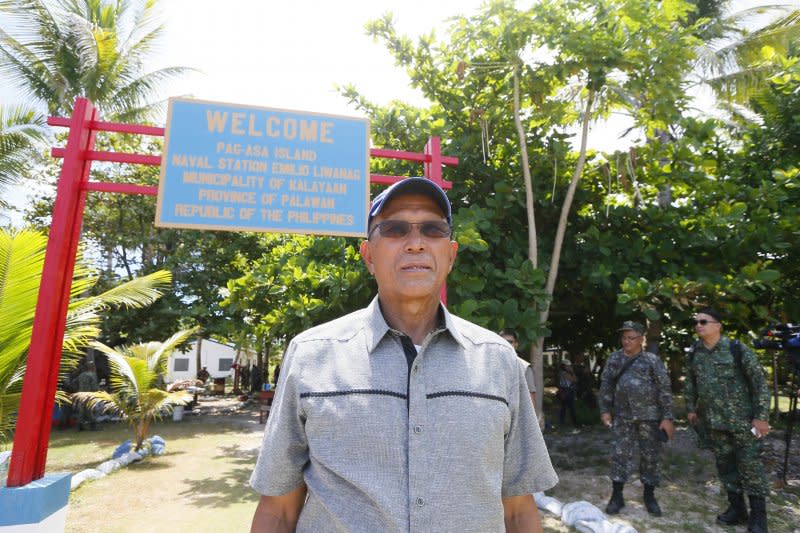 菲律賓國防部長羅倫沙納（Delfin Lorenzana）21日登上南海中業島（Thitu Island）視察（AP）