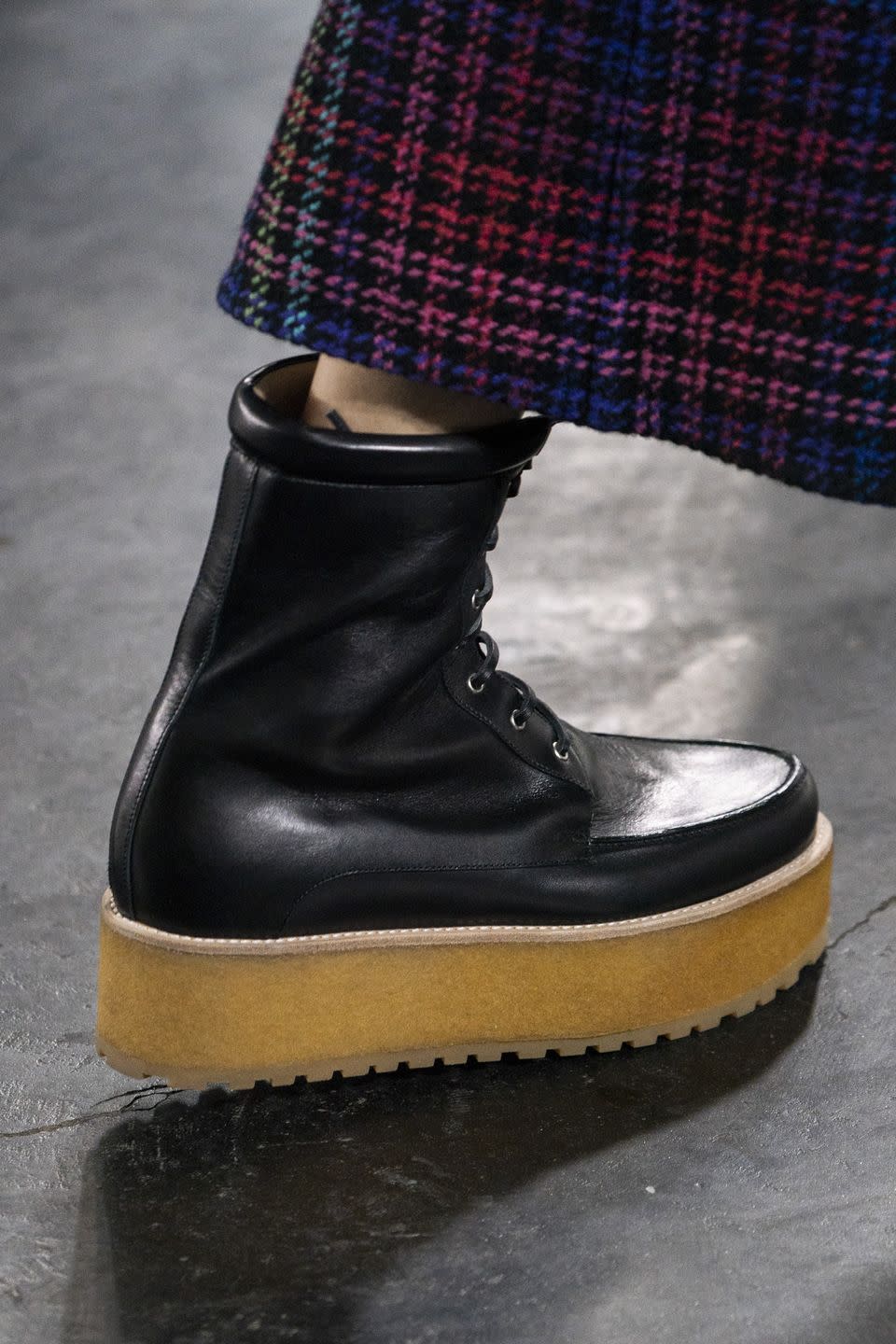 31) Flatform Boots