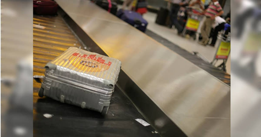 英國倫敦希斯洛機場（Heathrow Airport）一名女行李員在卸行李時，圍巾意外被捲入輸送帶，當場被勒頸拖行。（示意圖／Unsplash）