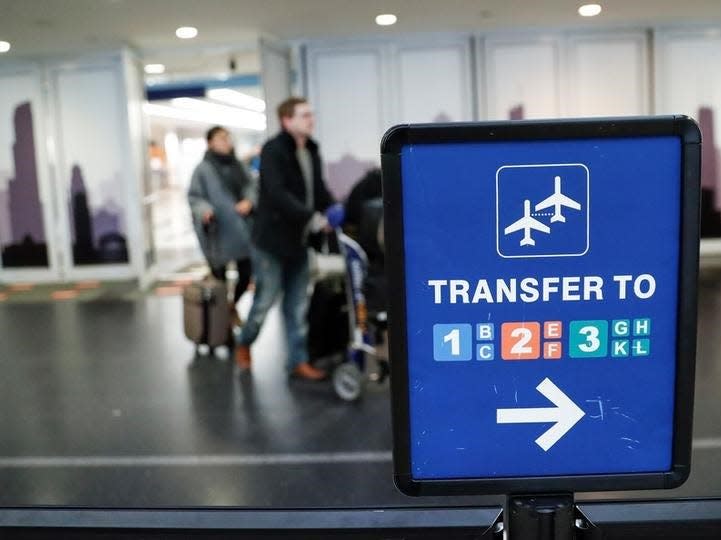 Passengers arrive at O'Hare airport in Chicago, Illinois, U.S. February 4, 2017.  REUTERS/Kamil Krzaczynski 