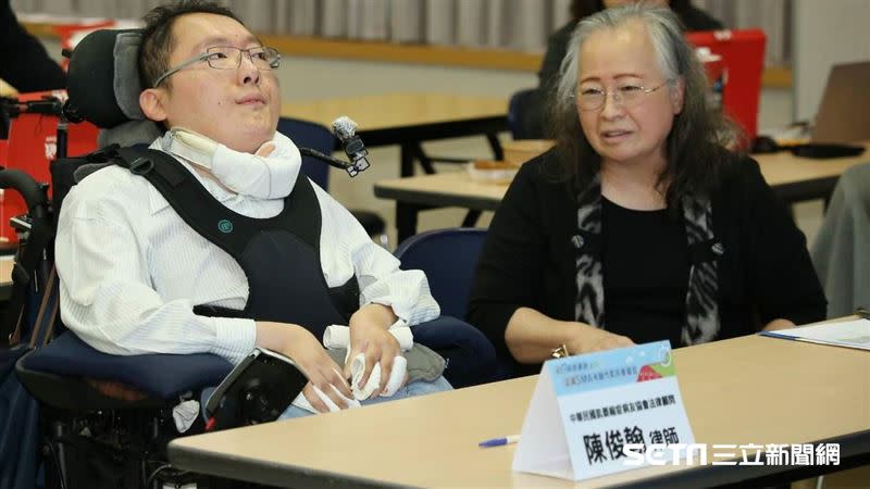 陳俊翰（左）生前致力於健保擴大給付SMA藥物。(圖／記者楊澍攝影)