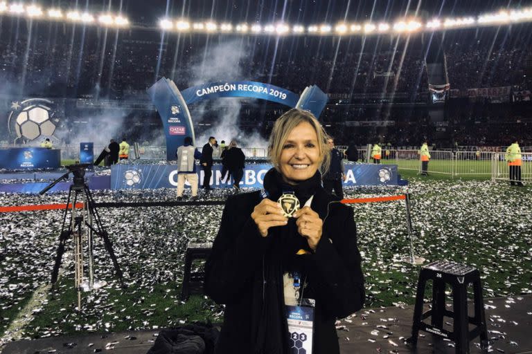 Sandra Rossi posando en el Monumental con la medalla del último título continental que ganó River