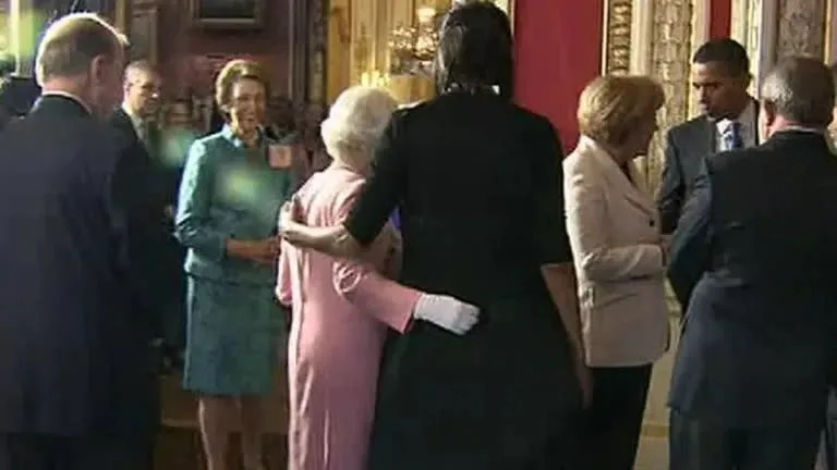 En un gesto de mutua confianza Isabel II y Michelle Obama se abrazaron en una visita de la exprimera dama a la reina en 2009