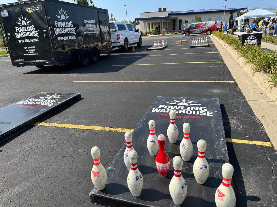 The red pin in the center of the layout is the quickest but most difficult path to triumph in fowling. Knocking it down on the first throw of the game, while leaving the other nine standing, is called a Bonk, and results in immediate victory.