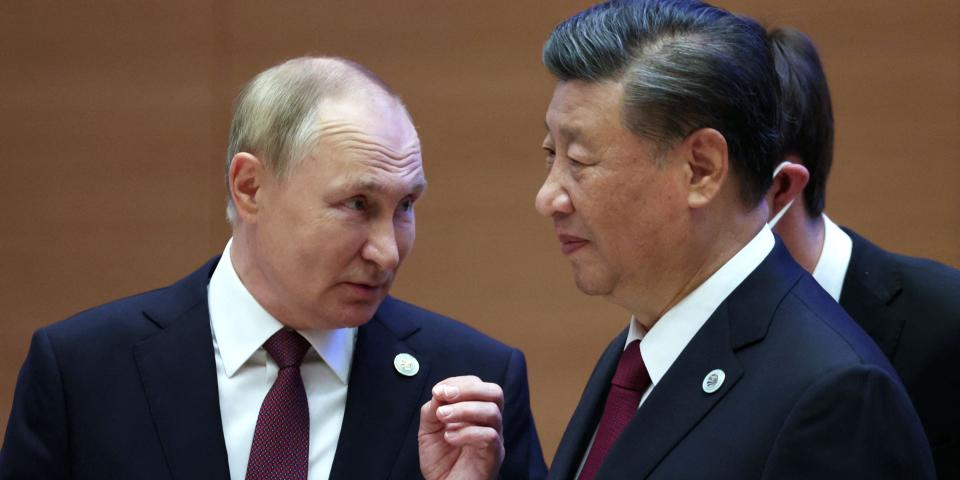 Vladimir Putin talking to Xi Jinping.