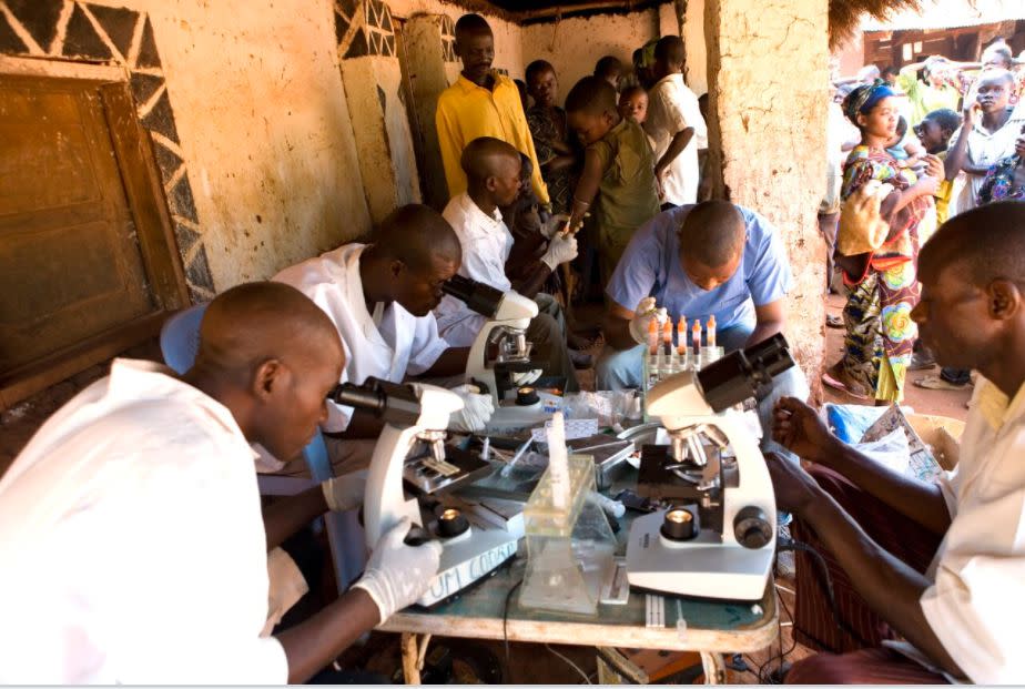 DRC National Sleeping Sickness Program mobile team at work in Mpata screening villagers for sleeping sickness. (Photo: Benoit MarquetDNDi)