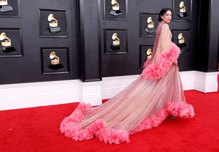 El original vestido de St. Vincent: un Gucci rosa de seda con lentejuelas bordadas, cola y mangas largas