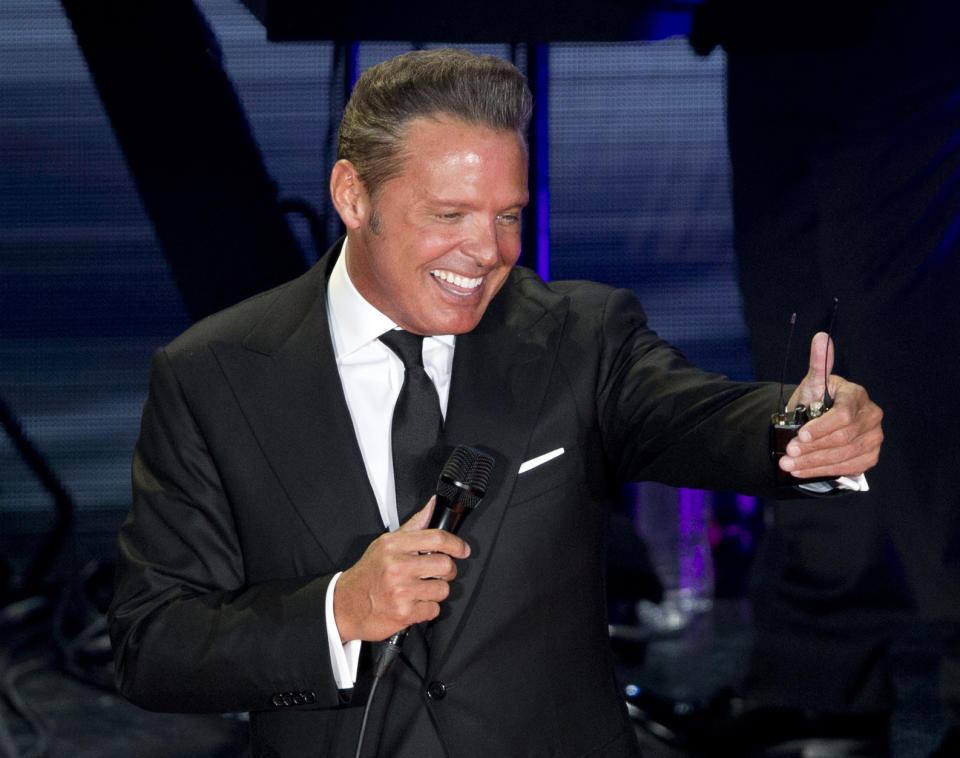 Luis Miguel no solo ha tenido éxito con sus canciones y conciertos, también se le conoce por su fama de Don Juan y en su biopic, hay parte de eso. (AP)