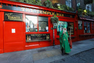Un hombre vestido de San Patricio posa delante de The Temple Bar de Dublín (Irlanda), cerrado voluntariamente para frenar la propagación del coronavirus, el 15 de marzo. (Foto: Lorraine O'Sullivan / Reuters).