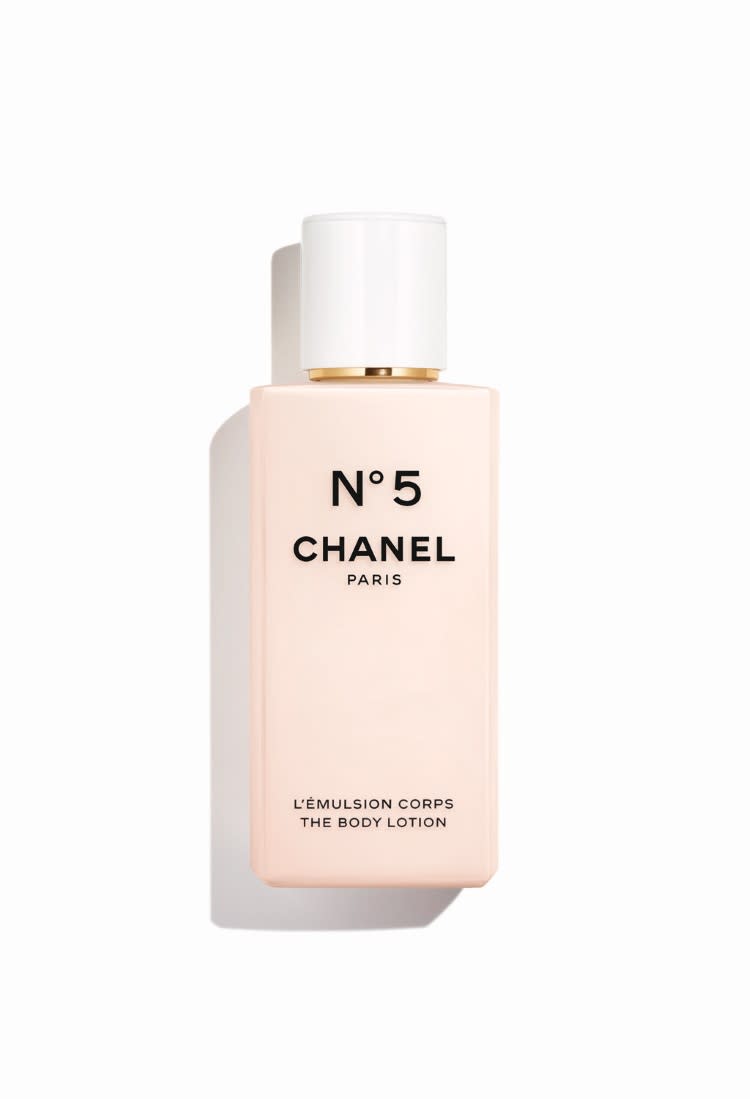 N°5柔膚身體乳液，Chanel，NT$2,570。