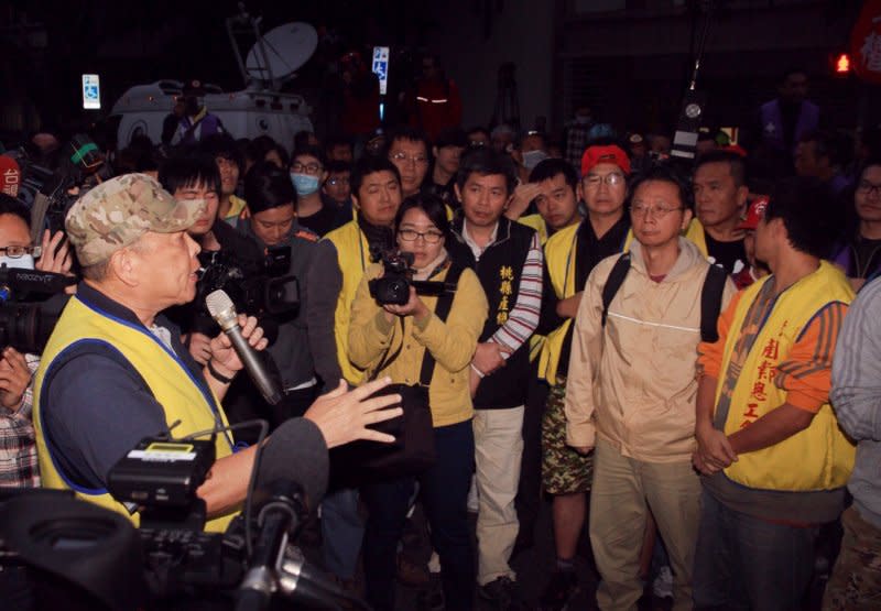 20161206-SMG0045-015-勞團在立院外反勞基法修法，毛振飛：今天抗爭責任我扛，別傷害警方，他們也受年金改革威脅，與勞工一樣。（曾原信攝）