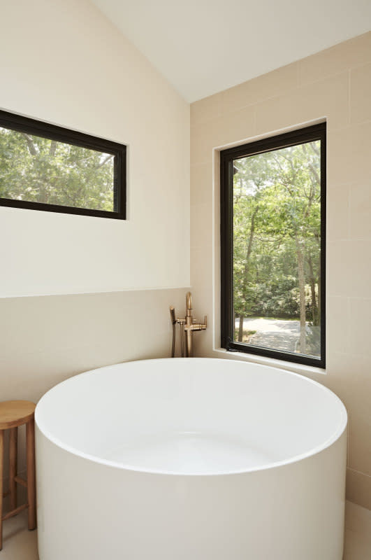 Large windows let in nature, creating a tranquil bathing experience.<p>Block Renovation</p>