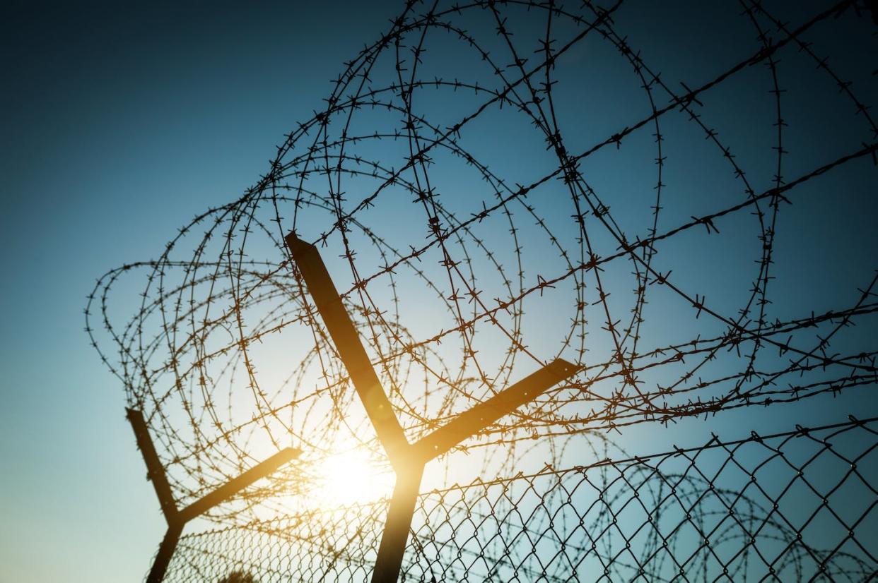 Prisons in more than a dozen U.S. states are not fully air-conditioned. <a href="https://www.gettyimages.com/detail/photo/barbed-wire-fence-in-jail-royalty-free-image/168859873" rel="nofollow noopener" target="_blank" data-ylk="slk:Leo Patrizi/Getty Images;elm:context_link;itc:0;sec:content-canvas" class="link ">Leo Patrizi/Getty Images</a>