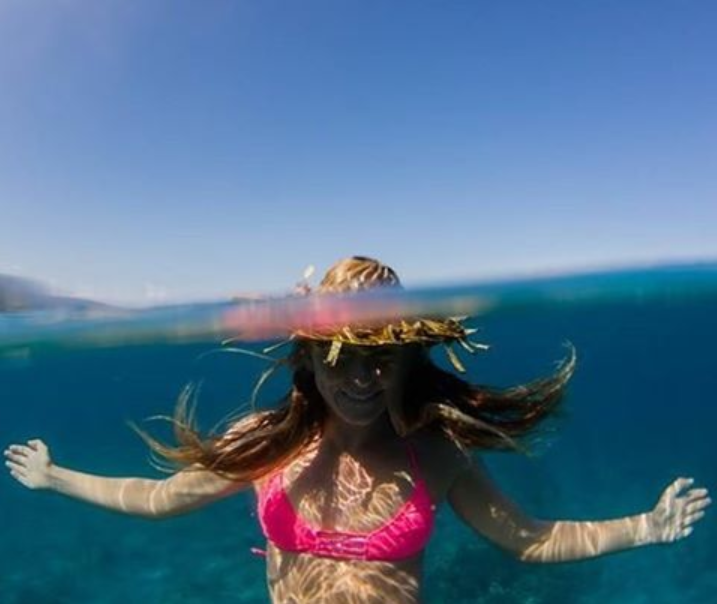 Un deseo cumplido. “Ha sido un sueño de toda la vida nadar en la zona. Fue humillante, impresionante y caliente” fueron las palabras que eligió la blonda para describir su experiencia extrema en las aguas del océano Pacífico. Foto: Instagram.com/alisonsadventures  