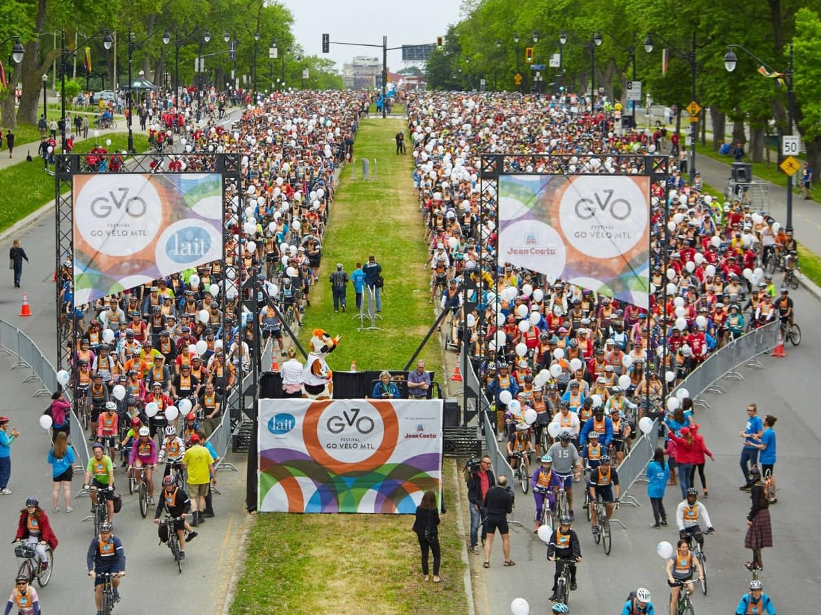 Thousands of riders get ready to set out for the 2016 edition of the Tour de l’Île. This year, the 47-kilometre route goes through seven Montreal boroughs. (Vélo Québec - image credit)