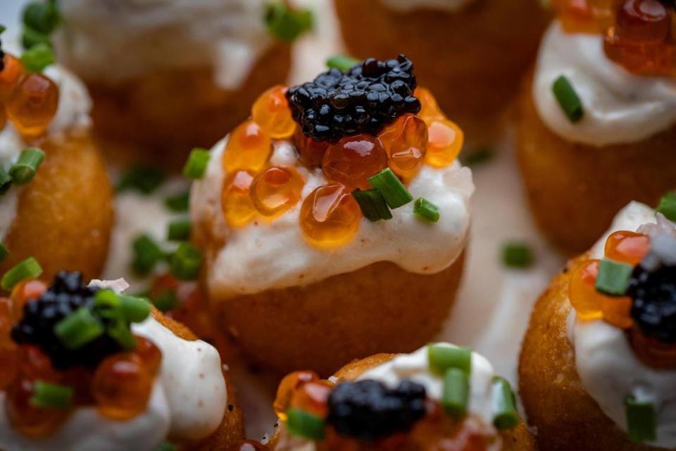 Pommes Dauphines & Caviar, uno de los platos del chef Benoit Rablat, que prefiere la simplicidad, la frescura y calidad de los ingredientes. Jose A. Iglesias/jiglesias@elnuevoherald.com