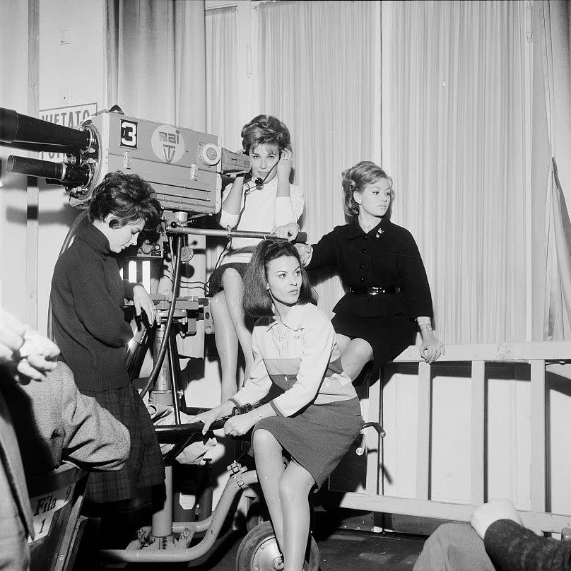 Die Moderatorinnen Rossana Armani, Edy Campagnoli, Giuliana Copreni und Maria Giovannini hinter der Bühne mit Mike Bongiorno beim 13. Festival 1963.