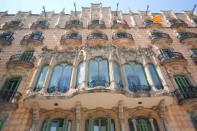 El apartamento está ubicado en el emblemático edificio Casa Ramos de Barcelona. Se trata de una vivienda de estilo modernista situada en el barrio de Gracia, concretamente en la Plaza de Lesseps. Es obra del arquitecto Jaume Torres i Grau y su construcción data de 1906. (Foto: <a href="https://www.airbnb.es/rooms/959089?wl_source=list&wl_id=775715926&role=wishlist_public&adults=1&source_impression_id=p3_1592383718_RLGm87XeTVt2zxMz&guests=1" rel="nofollow noopener" target="_blank" data-ylk="slk:Airbnb;elm:context_link;itc:0;sec:content-canvas" class="link ">Airbnb</a>)