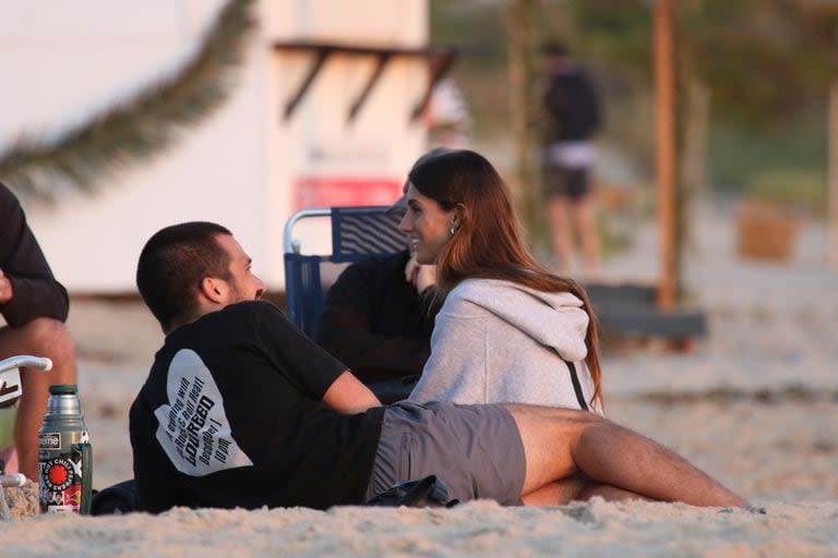 Lola latorre y su novio, Felipe Ossana, disfrutaron de una tarde de sol en las playas de Punta de Este