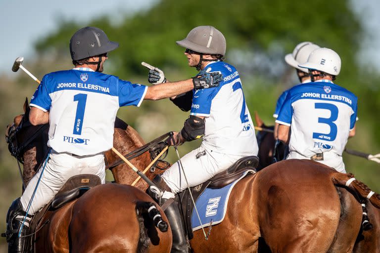 Se abrazan Facundo Pieres y Matías Torres Zavaleta, nuevos compinches polísticos; a la derecha, Gonzalo y Nicolás Pieres.