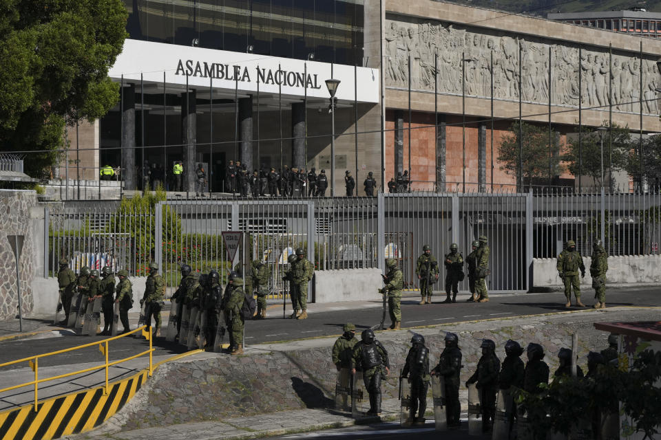 Las fuerzas de seguridad custodian la Asamblea Nacional en Quito, Ecuador, el miércoles 17 de mayo de 2023. (AP Foto/Dolores Ochoa)