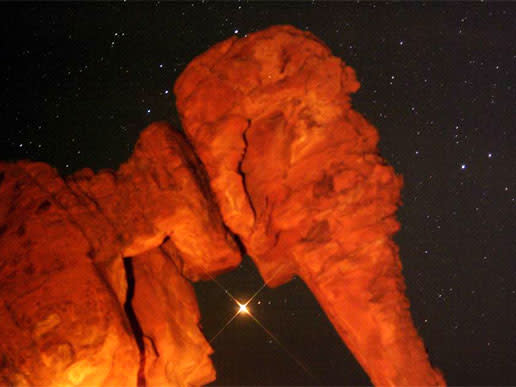 Una foto del 28 de agosto de 2003 tomada desde la tierra en la que se alcanza a ver el planeta Marte, durante el paso más cercano a la Tierra, en casi 60 mil años. La foto fue tomada desde la Roca Elefante (Elephant Rock), en el Parque estatal Valle de Fuego, en Nevada. Wally Pacholka/Astropics