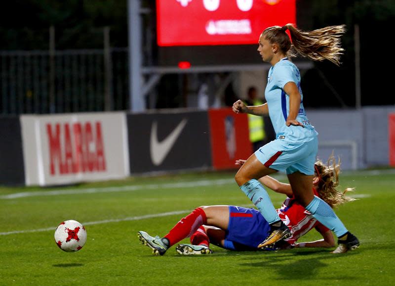 La jugadora del Barcelona Lieke Martens pelea un balón durante un partido. EFE/Archivo