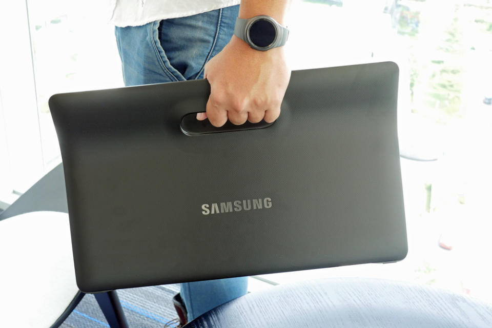 While it may weigh 2.65kg, the Samsung Galaxy View makes it easy to transport it around the house with its built-in handle.