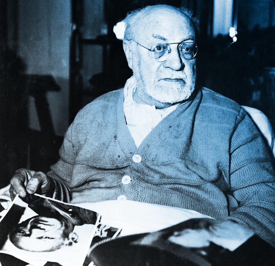 Matisse, em 1950, com uma foto de Picasso