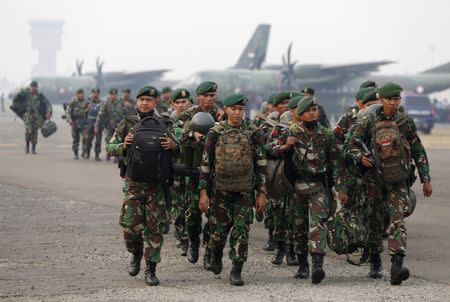 Indonesian soldiers arrive at Talang Betutu airport in Palembang to reinforce firefighter teams in south Sumatra province, September 10, 2015. REUTERS/Beawiharta