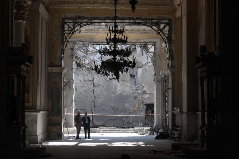 Una comisión examina la destrucción en la Catedral de la Transfiguración dañada como resultado de un ataque con misiles en Odessa el 23 de julio, antes del servicio el 24 de julio de 2023, en medio de la invasión rusa de Ucrania.  (Foto de Oleksandr GIMANOV / AFP)