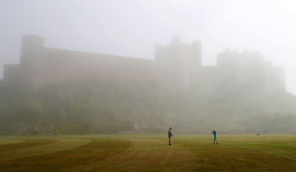 <p>Sportler spielen vor dem Bamburgh Castle in Northumberland in Großbritannien eine Runde Cricket. (Bild: Reuters/Lee Smith) </p>