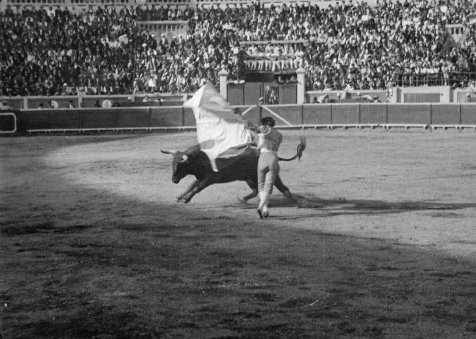 Un torero lidia un toro en Pamplona, España. Ernest Hemingway asistió a la corrida como parte de la Fiesta de San Fermín en la Plaza de Toros de Pamplona. Esta fotografía forma parte de los documentos de Ernest Hemingway. <a href="https://www.jfklibrary.org/asset-viewer/archives/EHPH/003/EHPH-003-026" rel="nofollow noopener" target="_blank" data-ylk="slk:John F. Kennedy Presidential Library and Museum;elm:context_link;itc:0;sec:content-canvas" class="link ">John F. Kennedy Presidential Library and Museum</a>