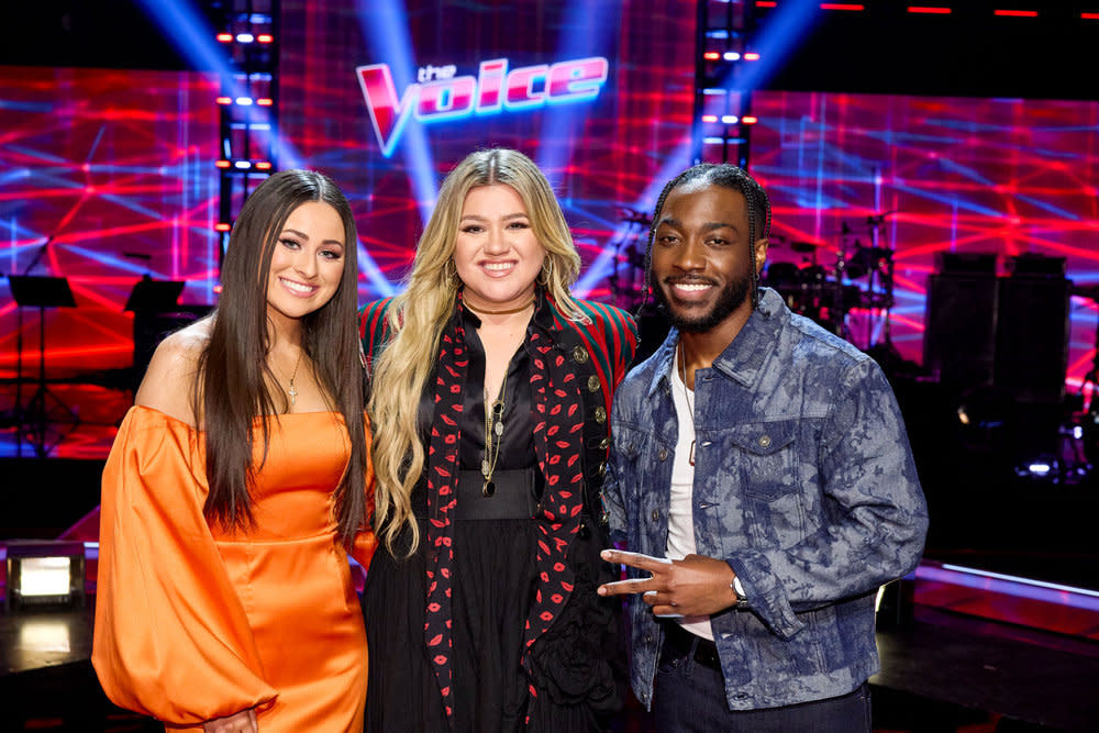 Kelly Clarkson with her two 'The Voice' Season 23 semifinalists, Holly Brand and D.Smooth. (Photo: Trae Patton/NBC)



