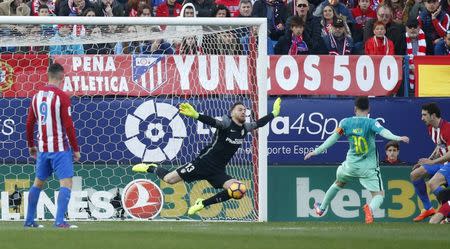 Fútbol - Atlético Madrid vs Barcelona - La Liga Santander de España - Estadio Vicente Calderón, Madrid, España, 26/02/17 Lionel Messi del Barcelona vence al portero Jan Oblak y anota el gol del triunfo en la victoria 2-1 de su equipo como visitante sobre el Atlético Madrid. El astro argentino Lionel Messi salvó el domingo al Barcelona por segunda vez esta semana, con un tardío gol que dio a los culés una victoria apenas merecida por 2-1 sobre el Atlético Madrid y los dejó provisionalmente en la primera posición de La Liga española de fútbol. REUTERS/Juan Medina