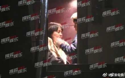 馬思純和張哲軒在電梯內擁吻。（圖／翻攝自扒圈有魚微博）