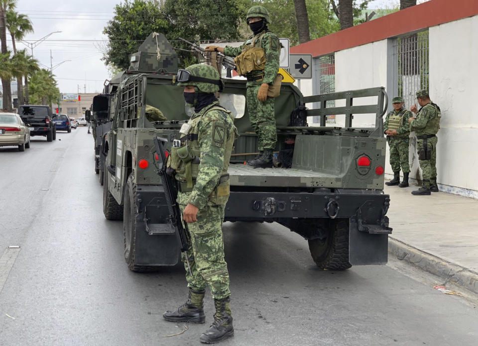 Soldados del Ejército mexicano se preparan para una operación de búsqueda de cuatro ciudadanos de Estados Unidos secuestrados por hombres armados en Matamoros, México, el lunes 6 de marzo de 2023. El presidente mexicano, Andrés Manuel López Obrador, informó que los cuatro estadounidenses había cruzado la frontera para comprar medicina y quedaron atrapados en el fuego cruzado entre dos grupos armados al llegar a Matamoros, tras cruzar desde Brownsville, Texas, el viernes. (AP Foto)