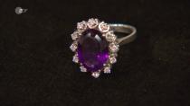 Über einen Ring mit Amethyst und Brillanten freute sich vor allem Expertin Wendela Horz: "Ich liebe diesen Stein!" Wunschpreis und Expertise lagen bei 500 Euro. Am Ende bezahlte Lisa Nüdling für den Schmuck aus den 1970er-Jahren 400 Euro. (Bild: ZDF)